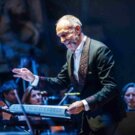 Mychael Danna, držitel Oscara diriguje svou hudbu z filmu 500 dní se Summer na slavnostním zahájení Composers Summit Prague 2025