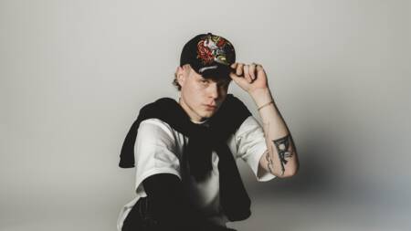 IAM Oskar: „Jsem uzavřený člověk, ale hudba mě nutí se otevřít“