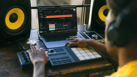 Umělá inteligence může do roku 2030 snížit příjmy z hudby až o 28 %