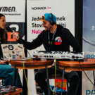 Šárka Jančíková a DJ Friky v průběhu živého vstupu do vysílání Radia Color